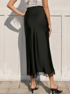 Jupe longue élégante de printemps en satin blanc écru taille naturelle pour femme.
