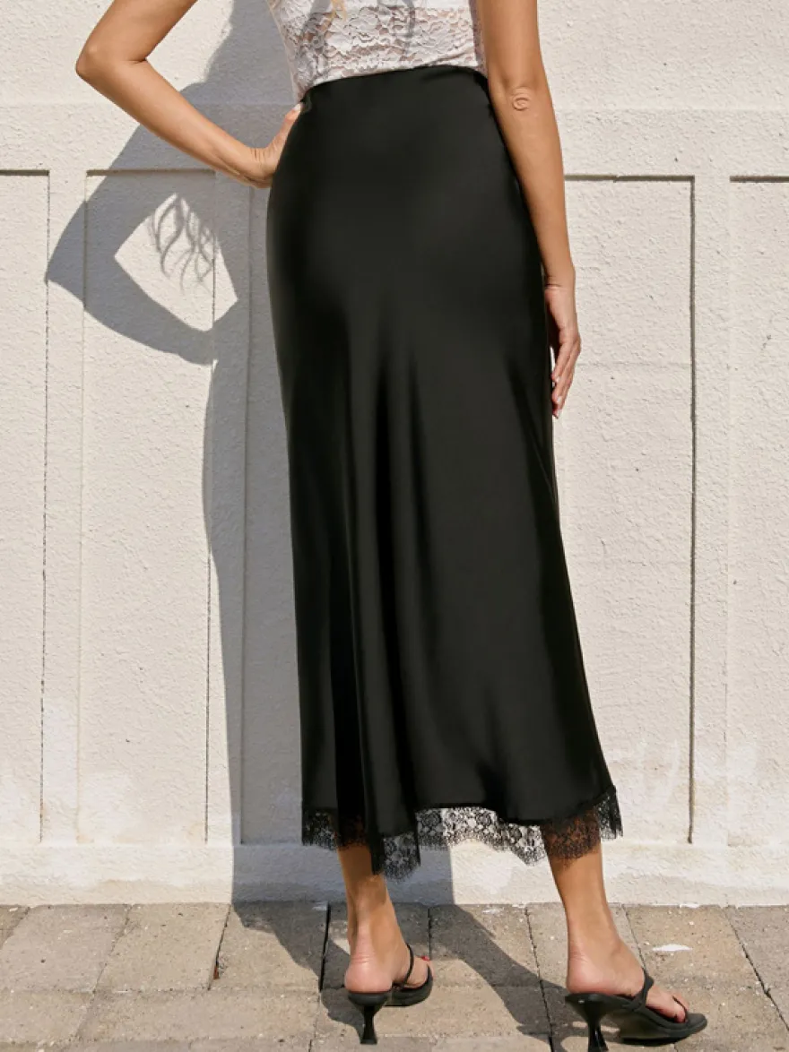 Jupe longue élégante de printemps en satin blanc écru taille naturelle pour femme.