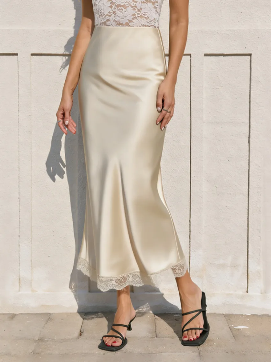 Jupe longue élégante de printemps en satin blanc écru taille naturelle pour femme.