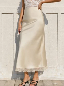 Jupe longue élégante de printemps en satin blanc écru taille naturelle pour femme.