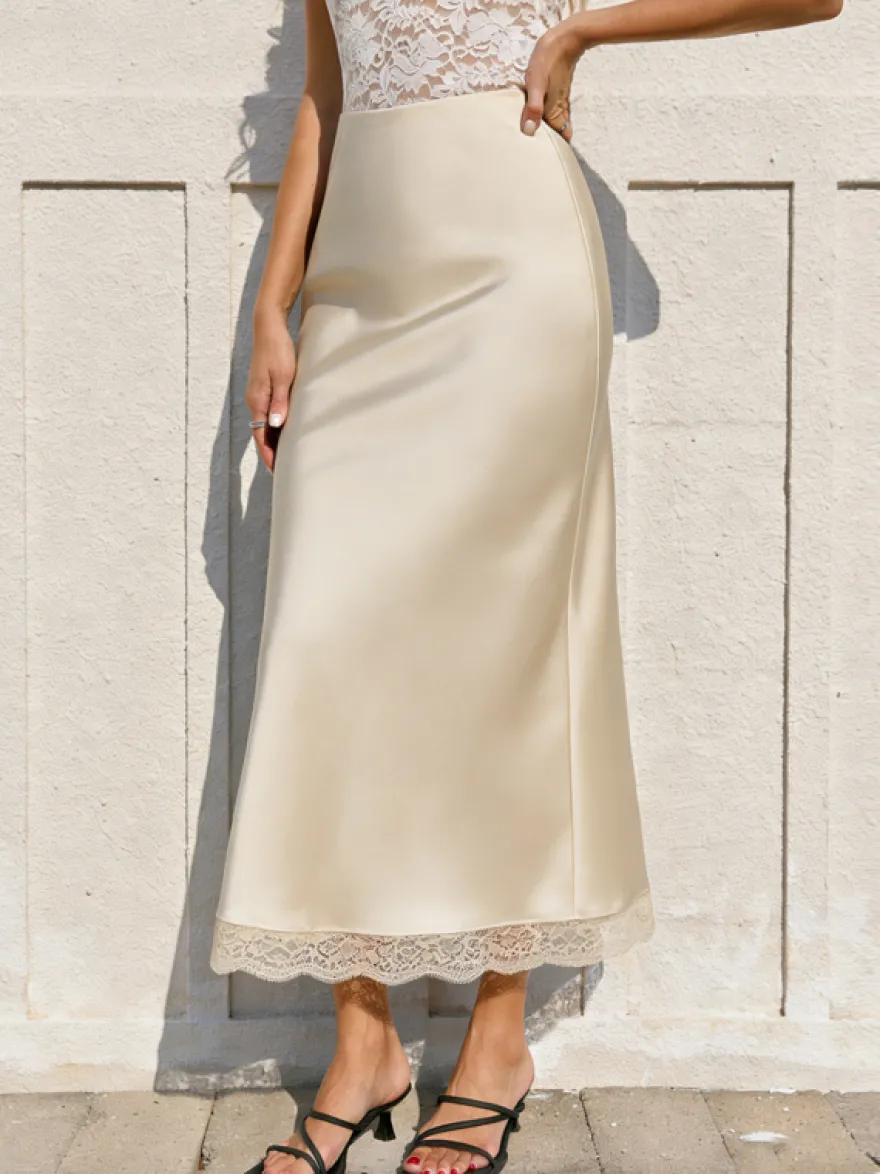 Jupe longue élégante de printemps en satin blanc écru taille naturelle pour femme.