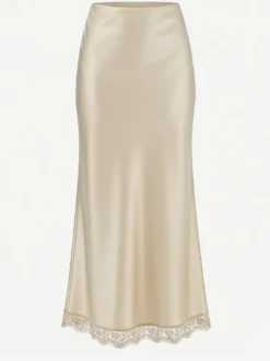 Jupe longue élégante de printemps en satin blanc écru taille naturelle pour femme.