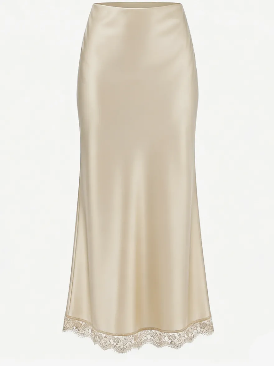 Jupe longue élégante de printemps en satin blanc écru taille naturelle pour femme.