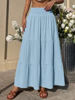 Jupe longue maxi à volants et smocks taille haute pour femme texturée et fluide idéale pour la plage.