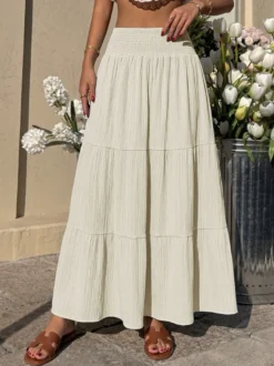 Jupe longue maxi à volants et smocks taille haute pour femme texturée et fluide idéale pour la plage.