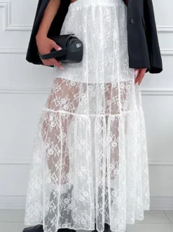 Jupe longue à volants en dentelle florale transparente à taille élastique noire et blanche transparente.