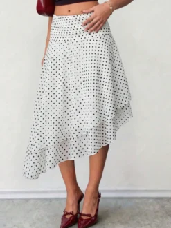 Jupe midi blanche à petits pois taille haute ourlet asymétrique à volants irréguliers en mousseline fluide.