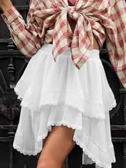 Jupe mini asymétrique à taille élastique et bordure en dentelle à volants