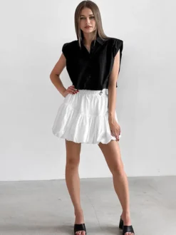 Jupe mini à volants et taille élastique effet ballons.