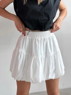 Jupe mini à volants et taille élastique effet ballons.