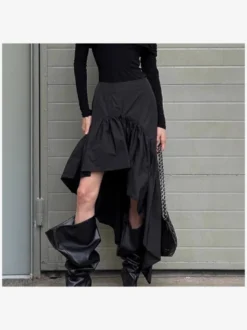 Jupe noire asymétrique mi-longue à volants et taille haute