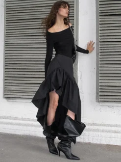 Jupe noire asymétrique mi-longue à volants et taille haute