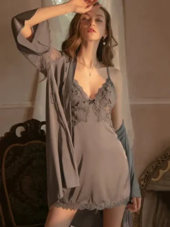 Linge de Mariée Cadeau Saint-Valentin Nuisette Lingerie Sexy Ensemble 2 Pièces en Satin Manches Courtes Longues à Lacets avec Poches
