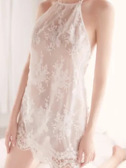 Linge de Mariée Chemise de nuit sexy en dentelle blanche dos nu semi-transparente mini-robe à bretelles et ourlet festonné