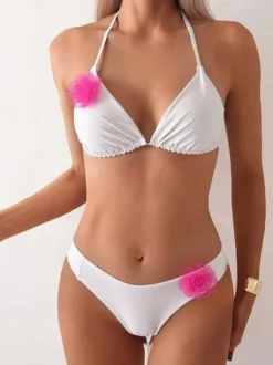 Maillot de bain bikini blanc pour femme idéal pour l'été à la plage.