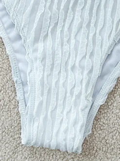 Maillot de bain bikini dos nu en tissu texturé pour l'été 2026