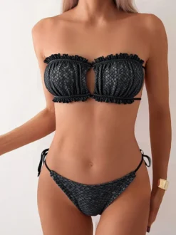 Maillot de bain bikini noir à lacets pour femme idéal pour l'été à la plage.