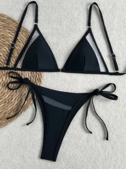 Maillot de bain bikini noir pour femme taille naturelle coupe échancrée idéal pour l'été à la plage.