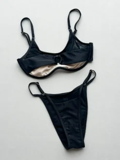 Maillot de bain bikini pour femme détails métalliques noirs transparent sexy idéal pour l'été.