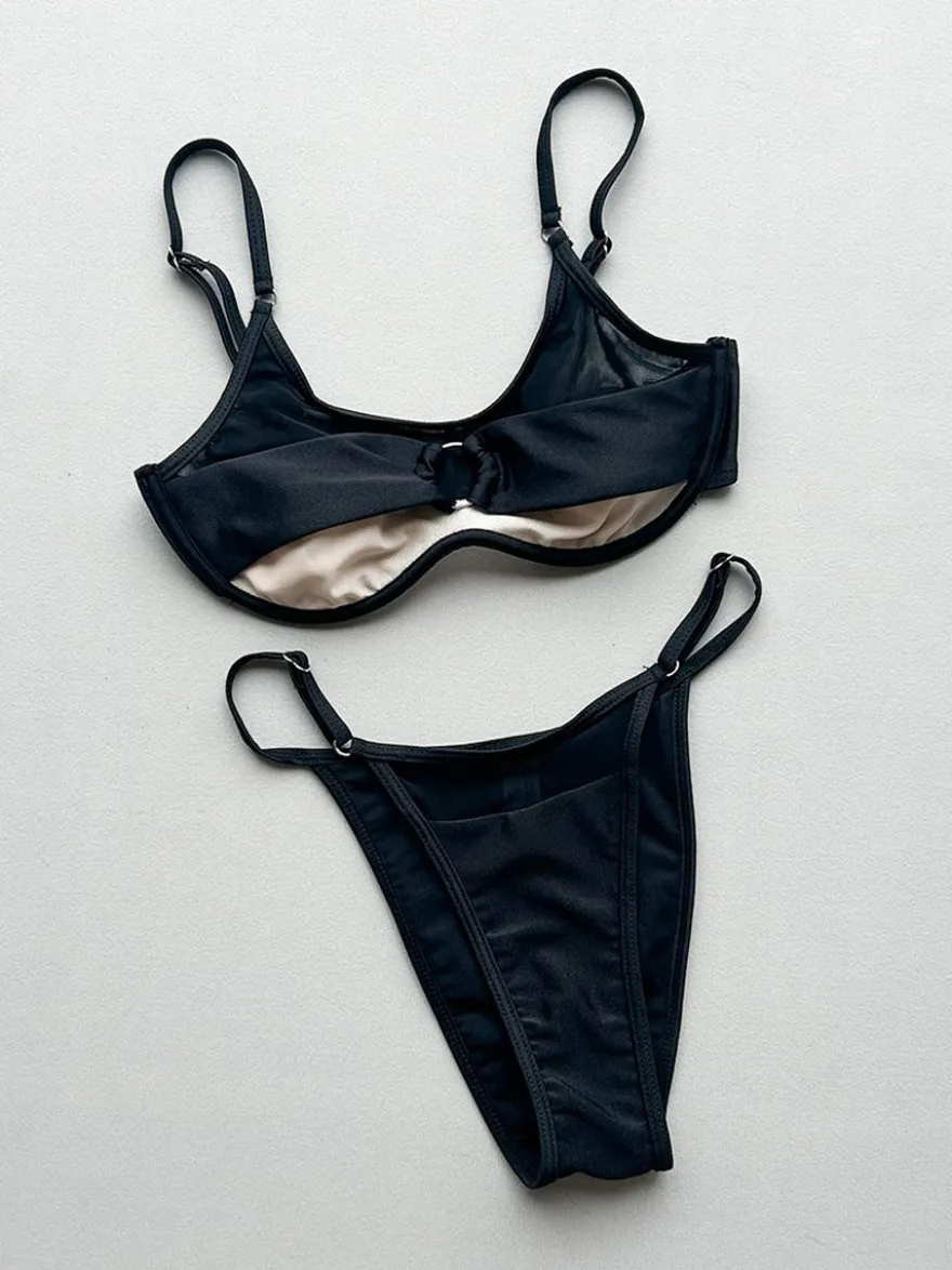 Maillot de bain bikini pour femme détails métalliques noirs transparent sexy idéal pour l'été.
