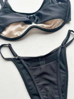 Maillot de bain bikini pour femme détails métalliques noirs transparent sexy idéal pour l'été.