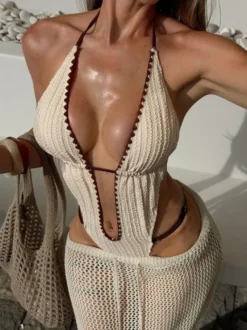 Maillot de bain une pièce bohème pour femme - Monokini crème texturé à col halter et décolleté en V profond bordure en ric-rac marron - Été 2026