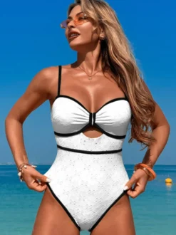 Maillot de bain une pièce à bretelles découpées pour l'été 2026