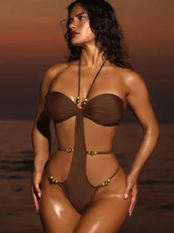 Maillot de bain une pièce dos nu orné de perles et découpes devant torsadé échancré.