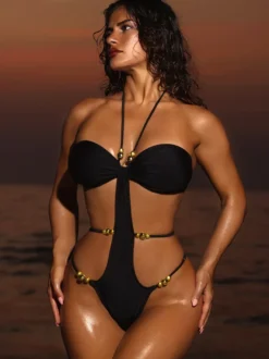 Maillot de bain une pièce dos nu orné de perles et découpes devant torsadé échancré.