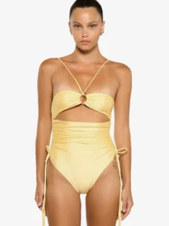 Maillot de bain une pièce jaune avec découpes pour la plage d'été 2026