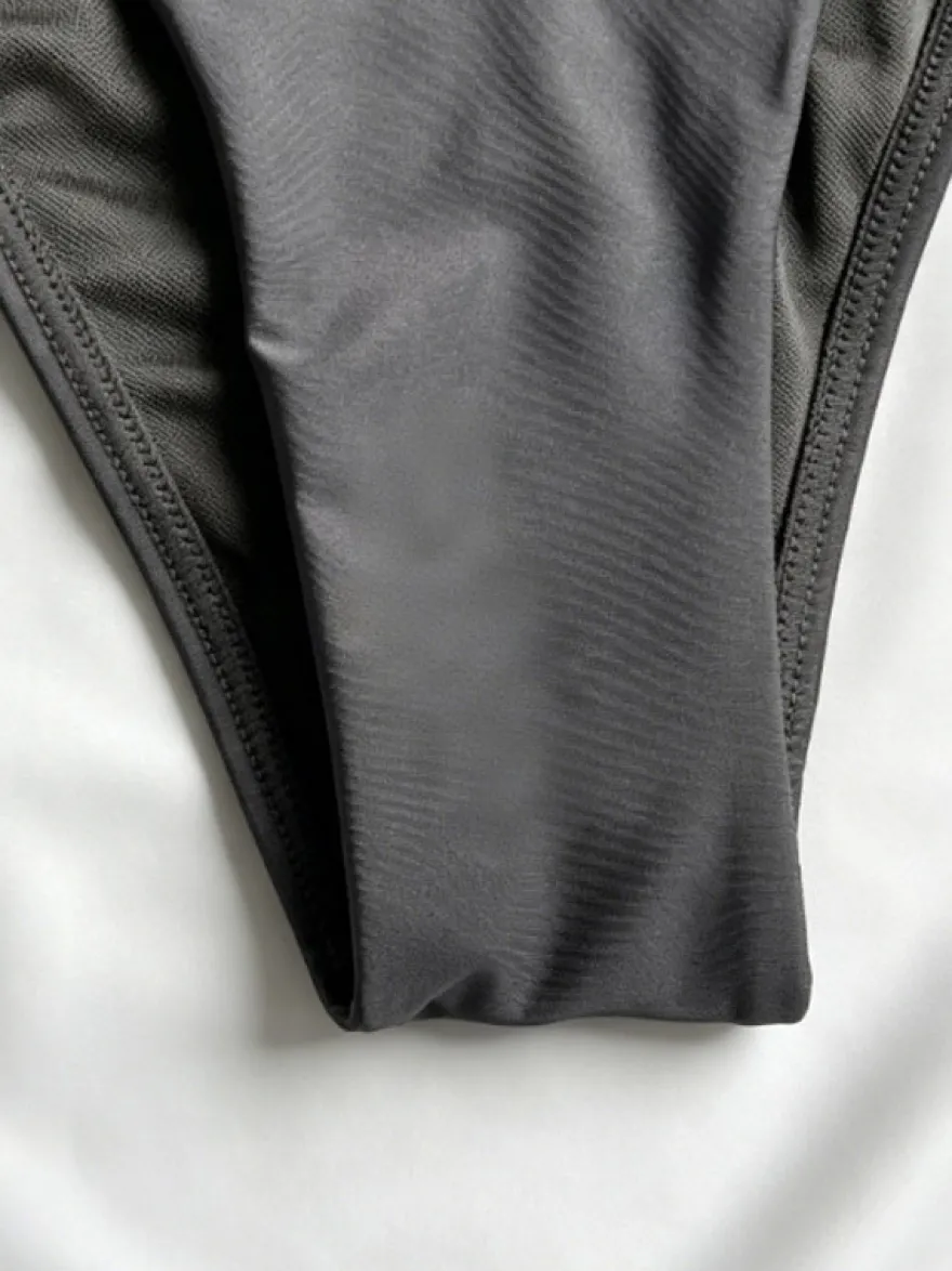 Maillots de bain une pièce noirs à col en V pour femmes parfaits pour l'été à la plage.