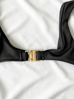 Maillots de bain une pièce noirs à col en V pour femmes parfaits pour l'été à la plage.