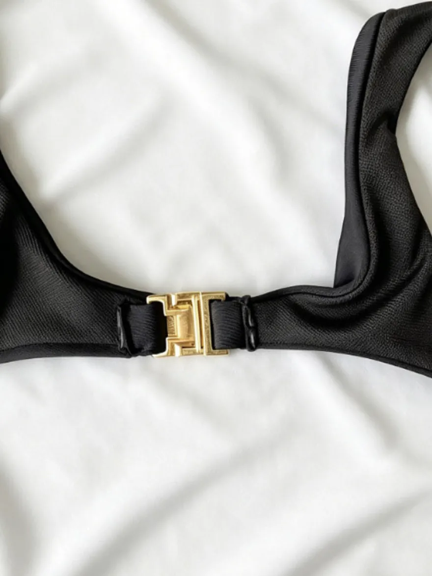 Maillots de bain une pièce noirs à col en V pour femmes parfaits pour l'été à la plage.