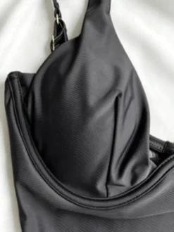 Maillots de bain une pièce noirs à col en V pour femmes parfaits pour l'été à la plage.
