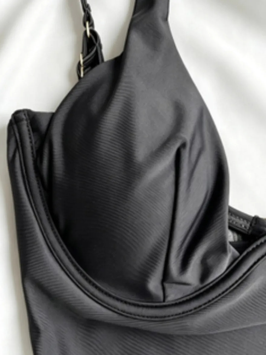 Maillots de bain une pièce noirs à col en V pour femmes parfaits pour l'été à la plage.