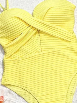 Maillots de bain une pièce pour femmes jaunes à bretelles découpées et décolleté croisé parfaits pour la plage et l'été