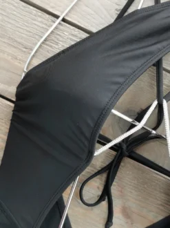 Maillots de bain une pièce pour femmes noirs à découpes dos nu et bretelles croisées parfaits pour l'été et la plage