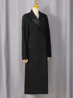 Manteau blazer long croisé pour femme col cranté longueur midi.