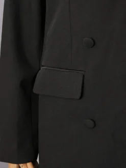 Manteau blazer long croisé pour femme col cranté longueur midi.
