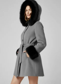 Manteau à capuche ceinturé en laine mélangée avec poignets en fausse fourrure noire pour femme 2026