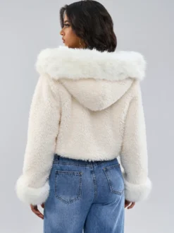 Manteau à capuche en fausse fourrure en blanc Veste courte d'hiver écologique pour femme 2026