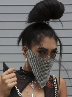 Masque élégant en maille géométrique orné de strass et de chaînes de cristaux scintillants idéal pour les soirées.
