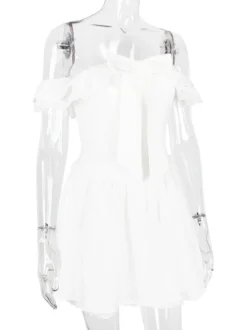Mini-robe blanche à épaules dénudées et volants 2026