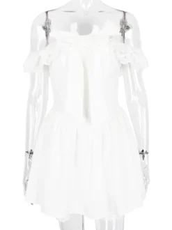 Mini-robe blanche à épaules dénudées et volants 2026