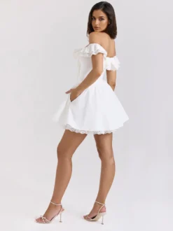 Mini-robe blanche à épaules dénudées et volants 2026