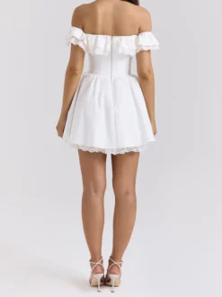 Mini-robe blanche à épaules dénudées et volants 2026