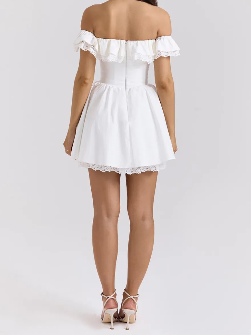 Mini-robe blanche à épaules dénudées et volants 2026