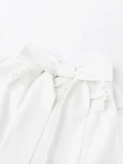 Mini-robe blanche à épaules dénudées et volants 2026