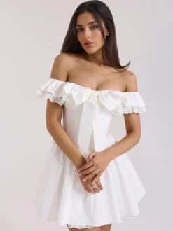 Mini-robe blanche à épaules dénudées et volants 2026