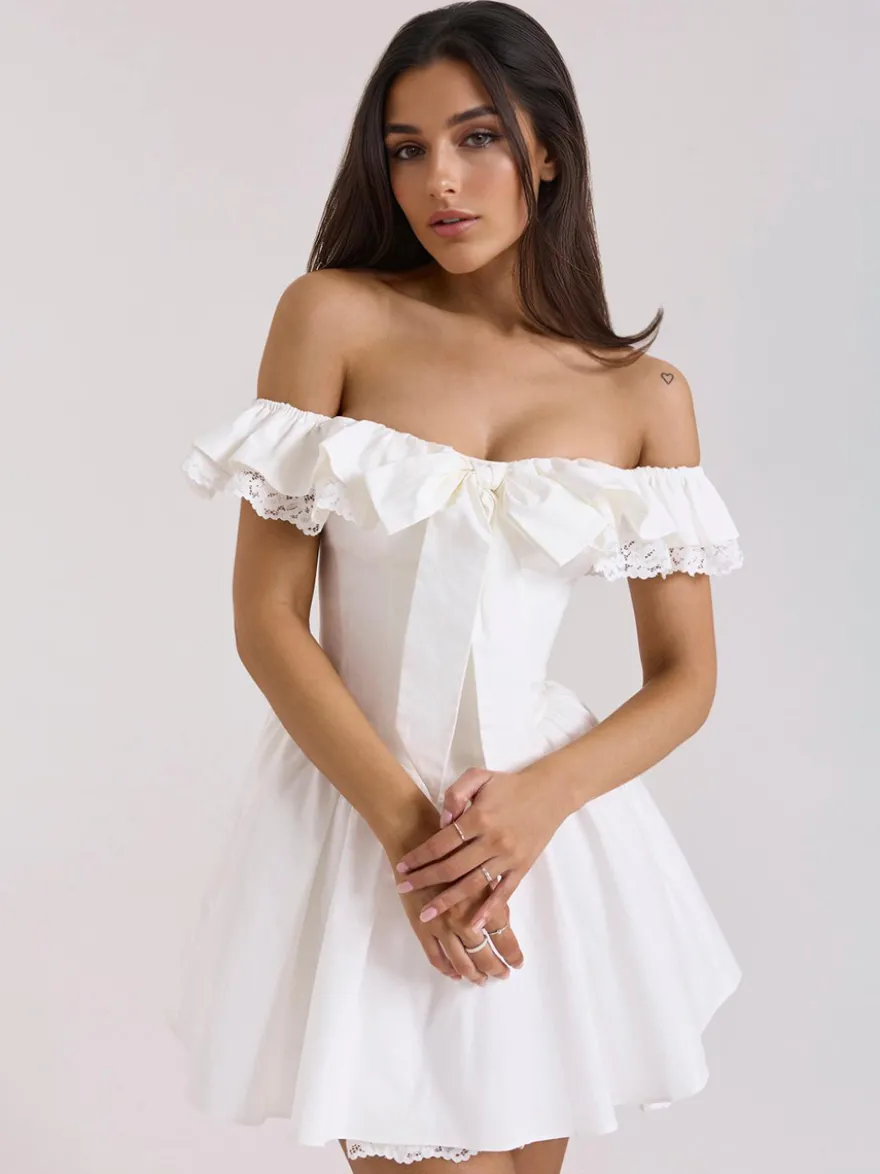 Mini-robe blanche à épaules dénudées et volants 2026